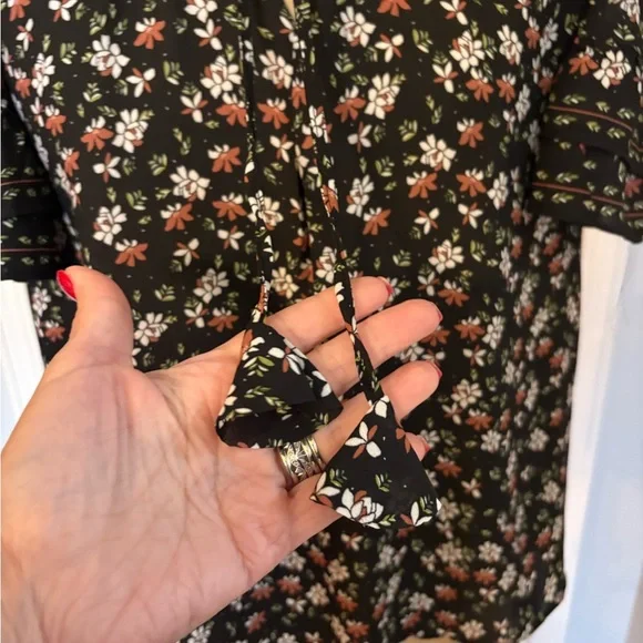 Max Studio Black and White Flutter Sleeve Blouse - Picture 5 of 9